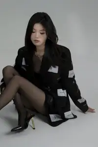 Jing Zi's Elegant Allure: Discover YiTuYu Vol.8698 Collection's Mysterious Black Style - image 26