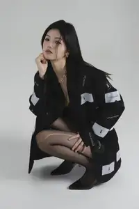 Jing Zi's Elegant Allure: Discover YiTuYu Vol.8698 Collection's Mysterious Black Style - image 12