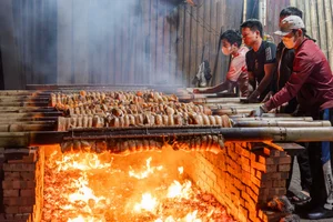 Tasting History: The 1,000-Year-Old Roasted Pork Secret of Duong Lam Ancient Village - image 6