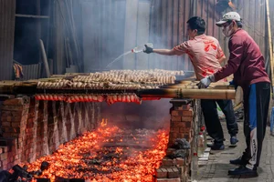 Tasting History: The 1,000-Year-Old Roasted Pork Secret of Duong Lam Ancient Village - image 4