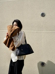 4 Elegant Ways for Women Over 40 to Style Trousers for a Sophisticated Look - image 0