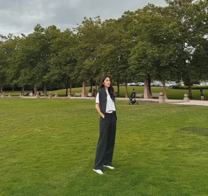 4 Elegant Ways for Women Over 40 to Style Trousers for a Sophisticated Look - image 6