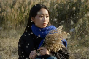 Ethereal Winter Lakeside Portrait Session with Ban Ge Yue Liang: YiTuYu Art Language Vol.9334 Aesthetic Photography Collection - image 3