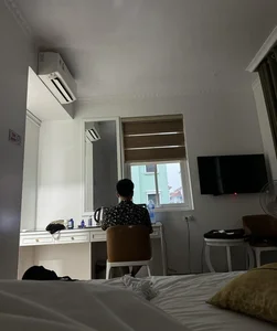 Hilarious Travel Story: Husband Refuses to Let Go of His Gadgets - image 0