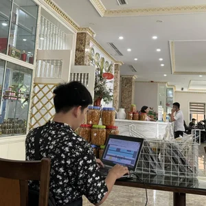 Hilarious Travel Story: Husband Refuses to Let Go of His Gadgets - image 5