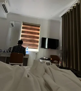 Hilarious Travel Story: Husband Refuses to Let Go of His Gadgets - image 2