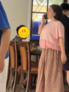 Hilarious Travel Story: Husband Refuses to Let Go of His Gadgets - image 1