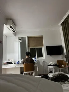 Hilarious Travel Story: Husband Refuses to Let Go of His Gadgets - image 4
