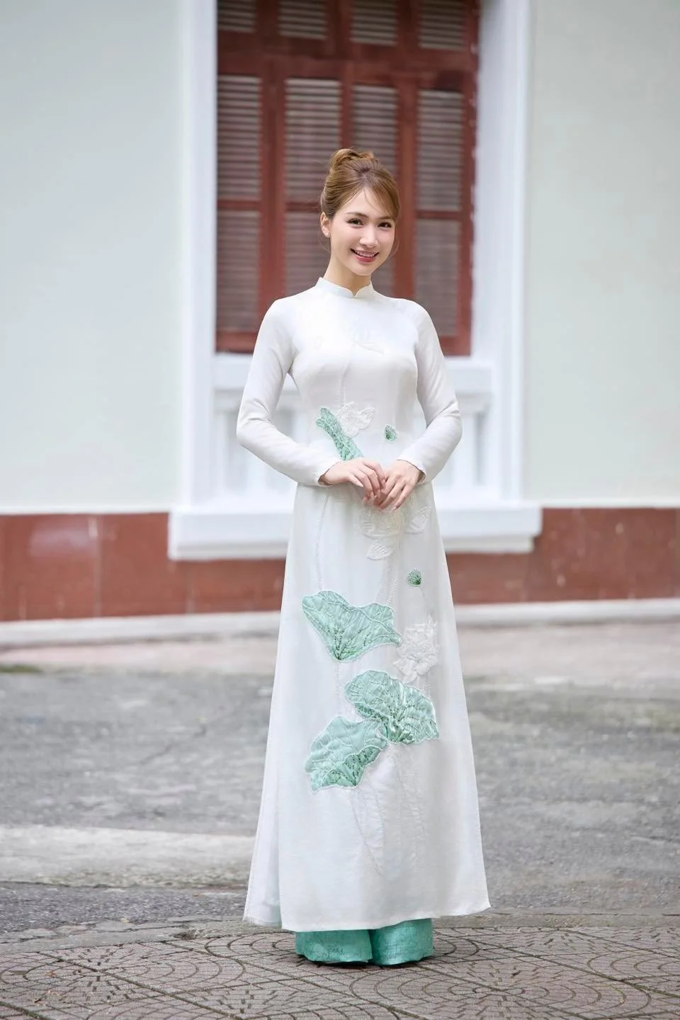 Miss Vietnam Thanh Thuy Stuns Fans with Sweet Doll-Like Visuals and Elegant Fashion