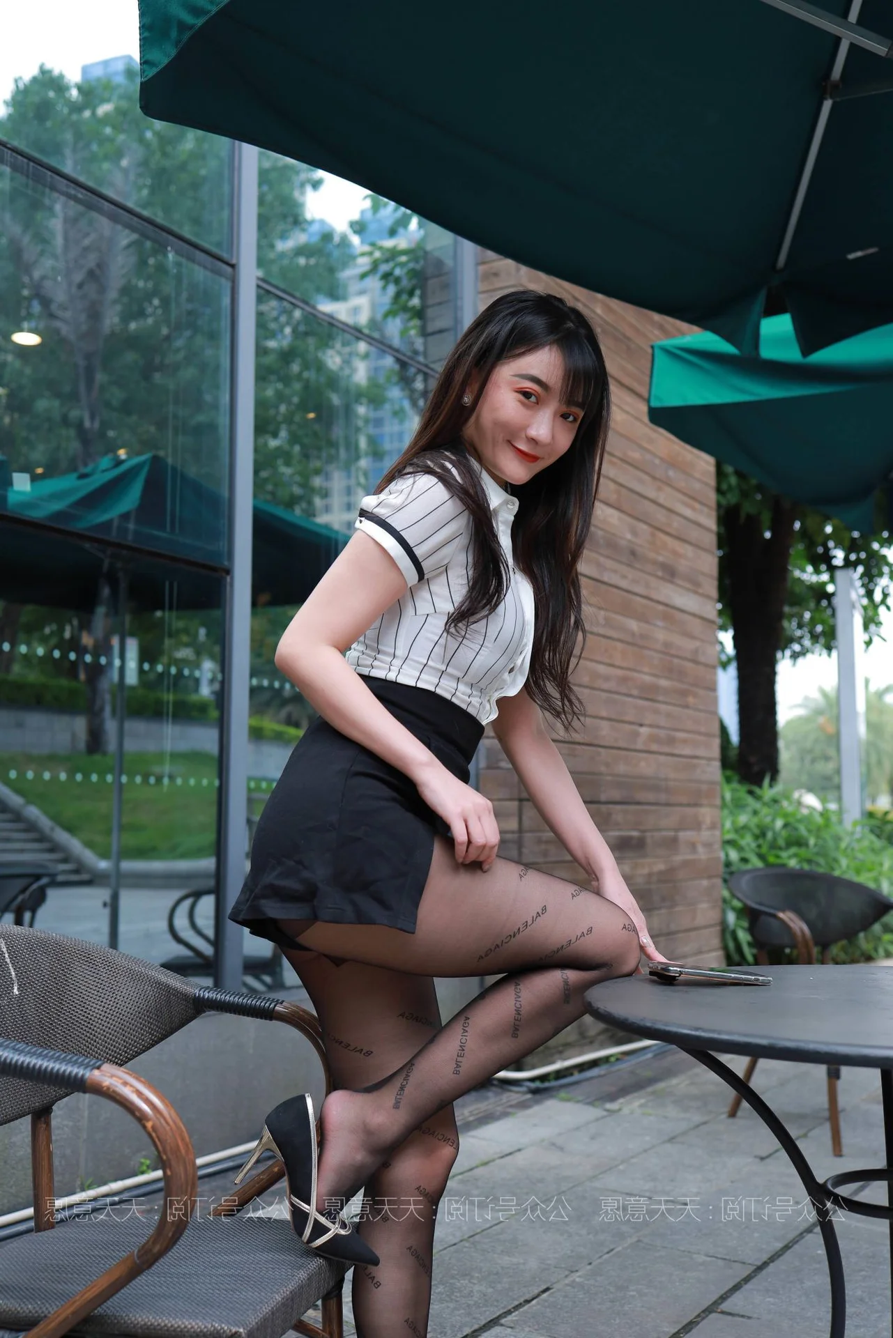 IESS Qiuqiu Lettered Black Silk Stockings Modern Fashion Set