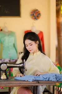 Elegant Pink Vietnamese Ao Dai: Traditional Spring Fashion and Cultural Travel Photography Inspiration - image 1