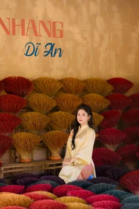 Elegant Pink Vietnamese Ao Dai: Traditional Spring Fashion and Cultural Travel Photography Inspiration - image 2