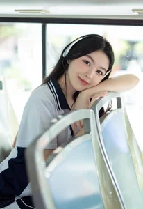 Lo Lem's Natural Beauty Shines in Viral Tennis Court Candid Footage - image 4