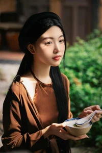 Lo Lem's Natural Beauty Shines in Viral Tennis Court Candid Footage - image 7
