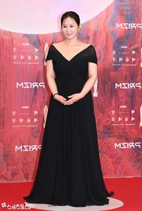 Baeksang Arts Awards 2024 Red Carpet: K-Drama Stars Showcase Stunning Fashion Trends - image 25