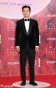 Baeksang Arts Awards 2024 Red Carpet: K-Drama Stars Showcase Stunning Fashion Trends - image 0