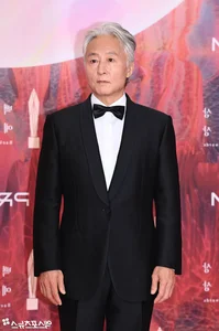 Baeksang Arts Awards 2024 Red Carpet: K-Drama Stars Showcase Stunning Fashion Trends - image 12