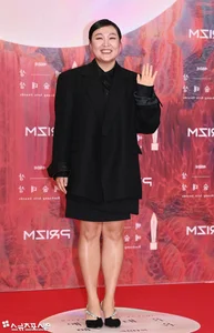 Baeksang Arts Awards 2024 Red Carpet: K-Drama Stars Showcase Stunning Fashion Trends - image 9