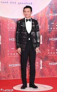 Baeksang Arts Awards 2024 Red Carpet: K-Drama Stars Showcase Stunning Fashion Trends - image 11