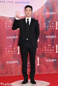 Baeksang Arts Awards 2024 Red Carpet: K-Drama Stars Showcase Stunning Fashion Trends - image 2