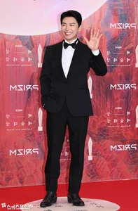 Baeksang Arts Awards 2024 Red Carpet: K-Drama Stars Showcase Stunning Fashion Trends - image 31