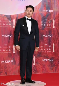 Baeksang Arts Awards 2024 Red Carpet: K-Drama Stars Showcase Stunning Fashion Trends - image 42