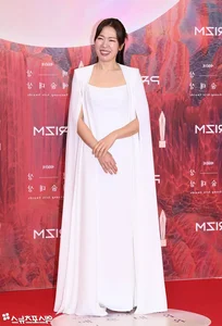Baeksang Arts Awards 2024 Red Carpet: K-Drama Stars Showcase Stunning Fashion Trends - image 15