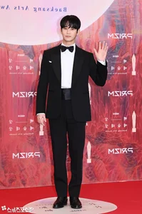 Baeksang Arts Awards 2024 Red Carpet: K-Drama Stars Showcase Stunning Fashion Trends - image 4