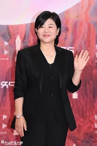 Baeksang Arts Awards 2024 Red Carpet: K-Drama Stars Showcase Stunning Fashion Trends - image 16