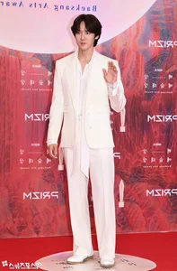 Baeksang Arts Awards 2024 Red Carpet: K-Drama Stars Showcase Stunning Fashion Trends - image 1