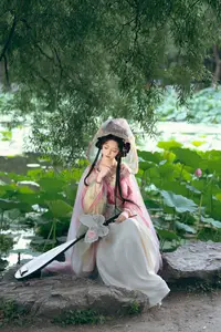 Coser Wen Mei Bu Jiang Dao Li - Mid-Autumn Festival: Ethereal Hanfu Beauty Amidst Serene Landscapes - image 2