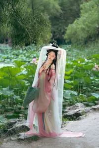 Coser Wen Mei Bu Jiang Dao Li - Mid-Autumn Festival: Ethereal Hanfu Beauty Amidst Serene Landscapes - image 18
