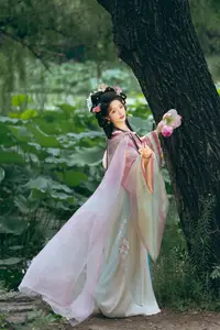 Coser Wen Mei Bu Jiang Dao Li - Mid-Autumn Festival: Ethereal Hanfu Beauty Amidst Serene Landscapes - image 1