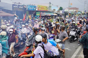 The Controversial 'Flour Rain' Tradition at Vietnam's Lam Chay Festival Despite Official Bans - image 7