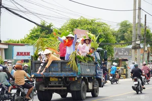The Controversial 'Flour Rain' Tradition at Vietnam's Lam Chay Festival Despite Official Bans - image 4