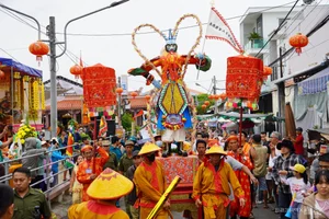 The Controversial 'Flour Rain' Tradition at Vietnam's Lam Chay Festival Despite Official Bans - image 0