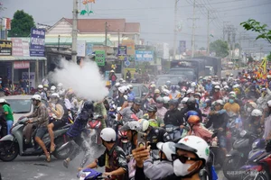 The Controversial 'Flour Rain' Tradition at Vietnam's Lam Chay Festival Despite Official Bans - image 8