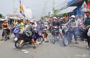 The Controversial 'Flour Rain' Tradition at Vietnam's Lam Chay Festival Despite Official Bans - image 2