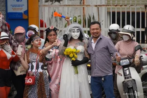 The Controversial 'Flour Rain' Tradition at Vietnam's Lam Chay Festival Despite Official Bans - image 6