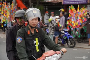 The Controversial 'Flour Rain' Tradition at Vietnam's Lam Chay Festival Despite Official Bans - image 3