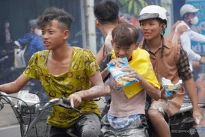 The Controversial 'Flour Rain' Tradition at Vietnam's Lam Chay Festival Despite Official Bans - image 9