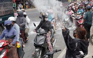 The Controversial 'Flour Rain' Tradition at Vietnam's Lam Chay Festival Despite Official Bans - image 1