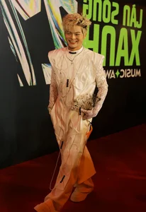 Stunning Beauty Queens Shine on the Lan Song Xanh 2024 Red Carpet - image 2