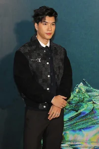 Stunning Beauty Queens Shine on the Lan Song Xanh 2024 Red Carpet - image 7