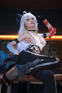 Surreal Beauty: Coser Shui Miao Aqua as Zhezhi in Wuthering Waves - image 0
