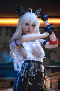 Surreal Beauty: Coser Shui Miao Aqua as Zhezhi in Wuthering Waves - image 15