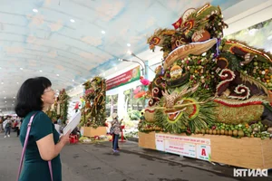 Incredible Fruit Carving Art: Exploring the World of Creative Edible Sculptures and Designs - image 1