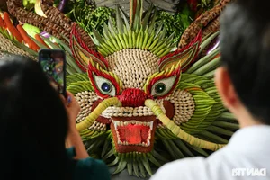 Incredible Fruit Carving Art: Exploring the World of Creative Edible Sculptures and Designs - image 2