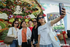 Incredible Fruit Carving Art: Exploring the World of Creative Edible Sculptures and Designs - image 9