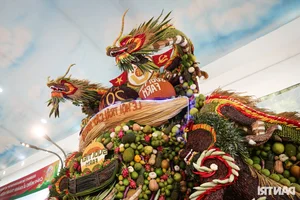 Incredible Fruit Carving Art: Exploring the World of Creative Edible Sculptures and Designs - image 5